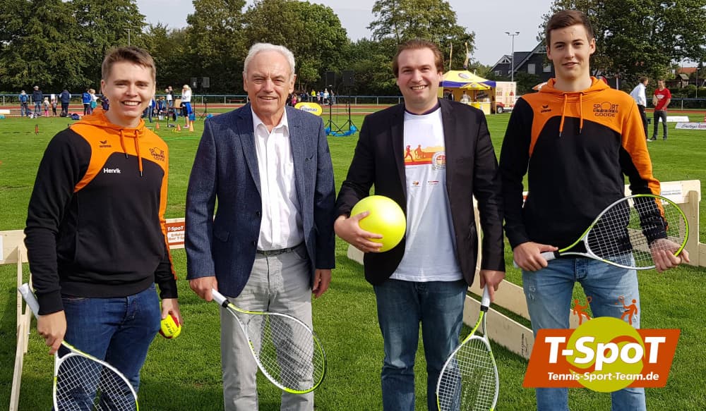 Auch Walter Schneeloch (2. v. l., Präsident des LSB NRW) und Jens Wortmann (3. v. l., 1. Vorsitzender der Sportjugend NRW) waren nach einer Runde Low-T-Ball begeistert